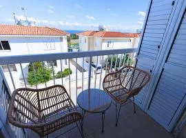OCEAN HOUSE Elizabeth, 200m from sandy beach, pool, children's playground