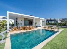 MAVIIE Luxusvilla mit Pool & Meerblick in Yalıkavak Geris