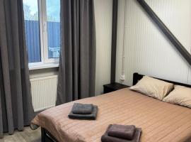 Хостел на Дорожній، فندق في Makariv