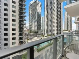 Downtown Condo Near Attractions with Pool and Gym