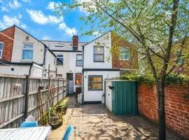 6-Bed House with Free Parking, Amazing Kitchen, Sleeping 6-8