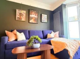 Modern 2 bed Home with Parking Sleeps 6