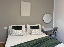 Vila Happy House، فندق في كوستينيشت