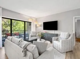 Renovated 2BR Condo Walk to Beach Pool Decks