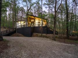 Broken Bow Cabin with Hot Tub and Game Room, hotel u gradu 'Broken Bow'