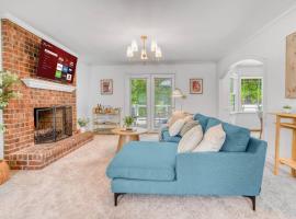 5BD Family Oasis, Pool, FirePit, Bball, Pong, Hotel in High Point