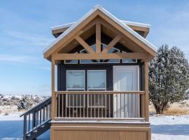 Stargazers Loft- Modern Cabin -20 minutes from Grand Canyon South Rim -Sleeps 4- 057A, hotel di Valle