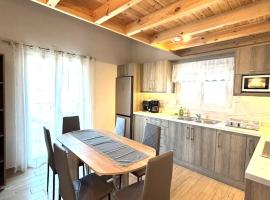 Theo Two-Bedroom Apartment with Loft, hotel a Marathias