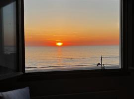 Appartement ambiance chalet sur digue face mer 8 personnes, hotel v destinácii Fort-Mahon-Plage