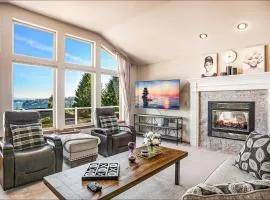 Spacious 3BR 2 5BA with Spectacular Water Views