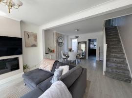 2 Bed Modern Luxury House، فندق في كولسدون