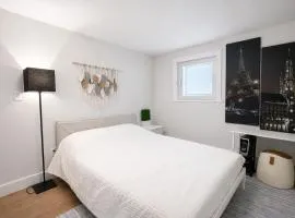 Bright Modern 1-Bedroom Suite near YVR with Private Entrance & Laundry