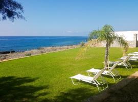 Kritamos Beach Apartments, хотел в Франгокастело