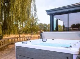 Grand Gîte Le Saule en Scie - 3 étoiles - Spa chauffé, 12 à 14 pers, jardin clos, 30 mn PuyduFou