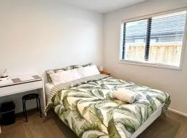 Room and Private Bathroom in Woodend