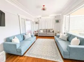 Lizzy Street Retreat - Walk to River, Pub & Club