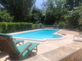 MAISON CHARMANTE AVEC PISCINE DANS UN ECRIN DE VERDURE, proche UZES