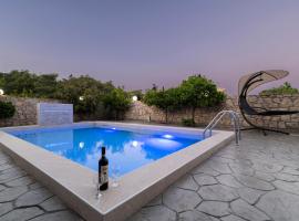 Greek Style Ground Floor Apartment & Pool, hótel í Triánta