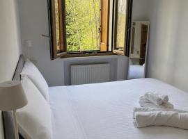 Cozy Mountain Apartment with Cimone view: Faidello'da bir otel