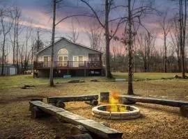 Mariposa - Creek Cottage with Hot Tub & Fire Pit