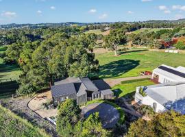 Fairview Rise | Luxury Private Farm Escape for 2, hótel í Hahndorf