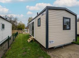 Cozy caravan Donkmeer 6p, hotell i Berlare