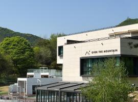 Over The Mountain, хотел в Капхьон