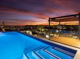 Luxe Valley Apartment - Views!