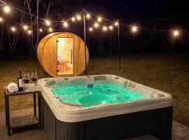 Petrarch Pines Chalet Modern Retreat with Hot Tub