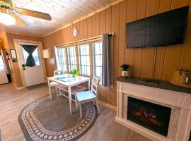 2BR 1BA Cabin #2 Riverside Point Resort, Hotel in Park Rapids