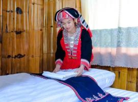Bậc Thang Vàng Homestay, Hotel in Nam Pi