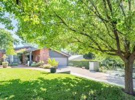 A Striking Contemporary Home in the Heart of Dubbo 5mins drive to DUBBO ZOO & 4mins to DUBBO GOLF CLUB & 9mins to DUBBO AIRPORT