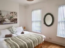 Stylish 3-Bedroom Escape with Private Garden - Near Stadiums & City Centre