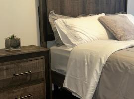 Private Chilliwack Condo 2Bdrm 2Bath Sleeps6 Close to District 1881, hotel a Chilliwack