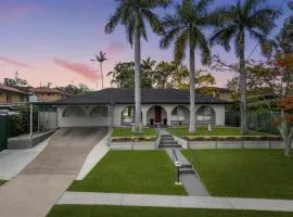 Entire 4 bedroom House easy to BNE & Gold Coast