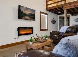 The Den at J-Barn - Secluded Retreat