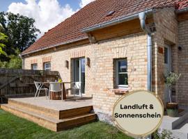 Hufe 9 Gute Stube - Digital Detox und Entschleunigen oder Aktiv-Urlaub in der Natur - Bauernhof Charme trifft modernes Design, khách sạn ở Wustrow
