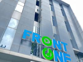 Front One Hotel Gresik, hotell i Panggang
