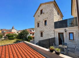 Boutique Rooms Malo More - Old Town and Parking, hotel u Trogiru