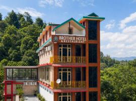 Brother's Hotel & Restaurant Chamakripul, hotel di Darlaghat