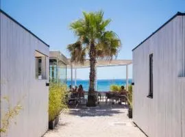 Mobile villa by the sea with a pool