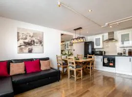 Group-Friendly Flat - 3 Beds, a Sofa Bed & Parking
