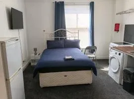 Studio Sleeps 2 near Priory Woods