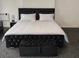 Cozy Studio in Oldbury with Extra Beds