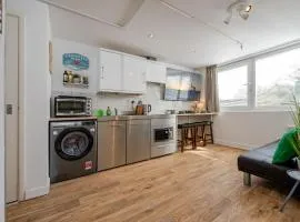 Stylish 1BR with Flat 65in TV in Andover Town Centre