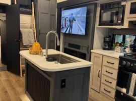 Extra large 4 bedroom with two full bath glamping rv with golf cart, hotell i River Ranch