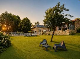 La biche au bois piscine chauffee jacuzzi, hotel u gradu Cazals