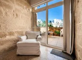 Private Garden Room in Shared Maisonette, Balluta Bay, w live-in cat