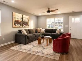 Stylish Louisville 3BR Sleeps 13 w Bunkhouse