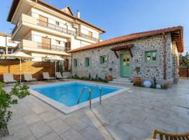 Pnoe Luxury Villa - Private Pool Retreat & BBQ: Ierissos şehrinde bir otel